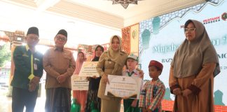 Bupati Mojokerto, Ikfina Fahmawati menyerahkan bantuan secara simbolis, Senin (19/8/2024).