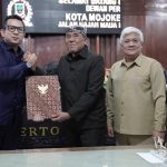 Pj Wali Kota Mojokerto, M Ali Kuncoro saat menghadiri paripurna DPRD.