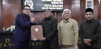 Pj Wali Kota Mojokerto, M Ali Kuncoro saat menghadiri paripurna DPRD.