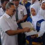 Menteri Perdagangan Zulkifli Hasan saat membagikan makanan gratis di Mojokerto.