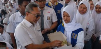 Menteri Perdagangan Zulkifli Hasan saat membagikan makanan gratis di Mojokerto.