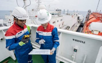 Petugas PGN melakukan pemeriksaan peta penyaluran gas bumi.