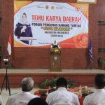 Bupati Mojokerto, Ikfina Fahmawati saat membuka acara Temu Karya Daerah Forum Pengurus Karang Taruna (FPKT) Surya Majapahit, Rabu (21/2024).