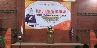 Bupati Mojokerto, Ikfina Fahmawati saat membuka acara Temu Karya Daerah Forum Pengurus Karang Taruna (FPKT) Surya Majapahit, Rabu (21/2024).