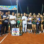 Wakil Bupati Mojokerto Gus Barra berpose dengan juara turnamen bola voli Wisma Sooko Indah Cup I. IM.com/Tyan/