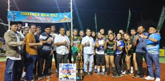 Wakil Bupati Mojokerto Gus Barra berpose dengan juara turnamen bola voli Wisma Sooko Indah Cup I. IM.com/Tyan/