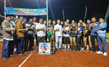 Wakil Bupati Mojokerto Gus Barra berpose dengan juara turnamen bola voli Wisma Sooko Indah Cup I. IM.com/Tyan/