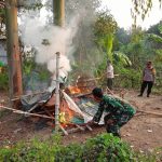 Petugas gabungan membakar arena judi sabung ayam di Sooko, Mojokerto, Senin (26/8/2024). IM.com/Tyan/