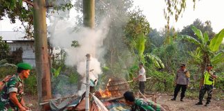 Petugas gabungan membakar arena judi sabung ayam di Sooko, Mojokerto, Senin (26/8/2024). IM.com/Tyan/