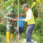 TNI manunggal air melakukan pengeboran sumur di lahan pertanian Desa Karangkedawang, Kecamatan Sooko.