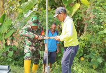 TNI manunggal air melakukan pengeboran sumur di lahan pertanian Desa Karangkedawang, Kecamatan Sooko.