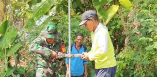 TNI manunggal air melakukan pengeboran sumur di lahan pertanian Desa Karangkedawang, Kecamatan Sooko.