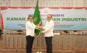 Ketua Kadin terpilih, HM Tantowi (kiri) menerima tongkat estafet kepemimpinan dari Bambang Wijayanto (kanan) saat Muskab VII, Kamis (29/8/2024).