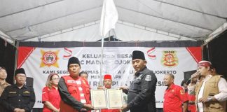 Ketua DPC Madas Mojokerto saat terima surat SK penetapan dari Ketua Madas Jawa Timur. IM.com/Tyan/