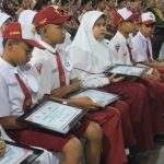 Siswa berprestasi di Kabupaten Mojokerto menerima beasiswa dari Bupati Ikfina Fahmawati.