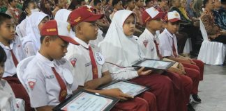 Siswa berprestasi di Kabupaten Mojokerto menerima beasiswa dari Bupati Ikfina Fahmawati.