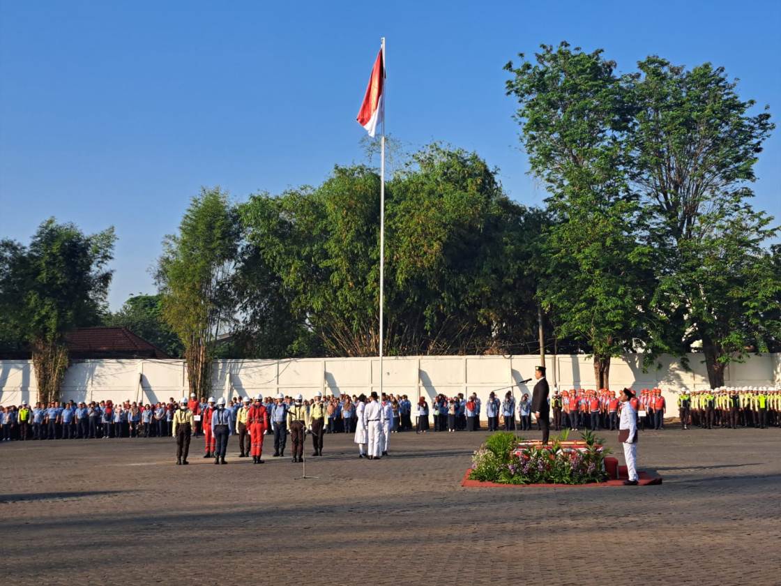 Sebagai Inspektur Upacara bendera memperingati HUT ke 79 Kemerdekaan Republik Indonesia tahun 2024 di Pabrik Kertas PT Tijiwi Kimia Tbk adalah Public Afair & License PT Tjiwi Kimia Beny Haryawan