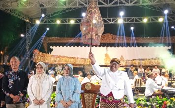 Bawaslu Kota Mojokerto Sosialisasi Pengawasan Pilkada 2024 Lewat Wayang Kulit “Semar Boyong” Sosialisasi pengawasan pilkada 2024 Bawaslu Kota Mojokerto, Sabtu (31/8/2024) malam. IM.com/Tyan/