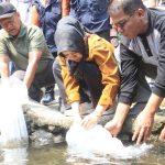 Bupati Mojokerto Ikfina Fahmawati (kedua kanan) menebar bibit ikan wader, Sabtu (31/8/2024).