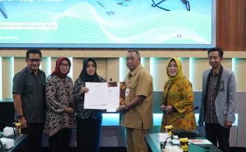 Kepala Inspektorat Poedji Widodo menerima SK pengangkat sebagai komisaris PT BPR Majatama dari Bupati Mojokerto, Ikfina Fahmawati (ketiga kiri)