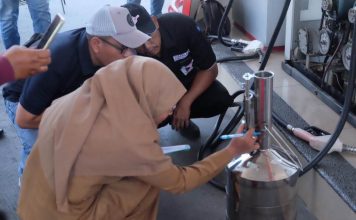 Petugas melalukan pengecekan di SPBU Jalan Bhayangkara Kota Mojokerto, Selasa (3/9/2024). IM.com/Erix/