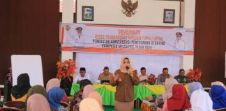 Bupati Mojokerto, Ikfına Fahmawati dihadapan 100 peserta pembinaan kader KPM eks wilayah pembantu Bupati Mojosari (Ngoro, Pungging, Mojosari, Kutorejo, Dlanggu), di pendapa Kecamatan Kutorejo, Kabupaten Mojokerto, Selasa (3/9/2024).