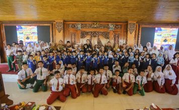 Pj Wali Kota Mojokerto M Ali Kuncoro bersama peserta didik.