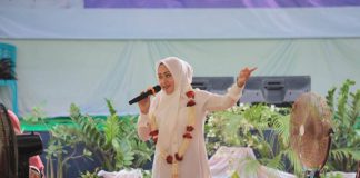 Bupati Mojokerto, Ikfına Fahmawati saat menjadi pembicara dalam acara Parenting Education yang digelar di SMPN 1 Sooko, Rabu (4/9/2024).