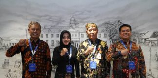 Bupati Mojokerto Ikfına Fahmawati (kedua kiri) usai menerima penghargaan insentif fiskal dari Kemenkeu.