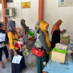 Keluarga penerima manfaat menerima bantuan pangan di kantor pos Kota Mojokerto, Kamis (12/9/2024).