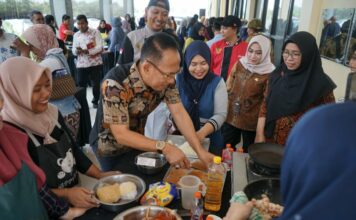 Dorong Penanganan Stunting dan Inflasi, Pemkot Mojokerto Gelar Pelatihan Olah Ikan Pelatihan pengolahan ikan.