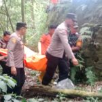 Polisi mengevakuasi mayat perempuan tanpa identitas di lereng lembah Lemahbang, Taman Soerjo, Dusun Pacet Selatan, Kecamatan Pacet, Kabupaten Mojokerto, Jawa Timur, Jumat (13/9/2024)