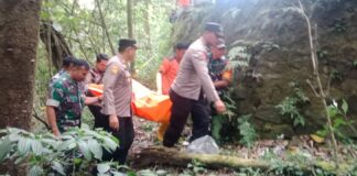 Polisi mengevakuasi mayat perempuan tanpa identitas di lereng lembah Lemahbang, Taman Soerjo, Dusun Pacet Selatan, Kecamatan Pacet, Kabupaten Mojokerto, Jawa Timur, Jumat (13/9/2024)