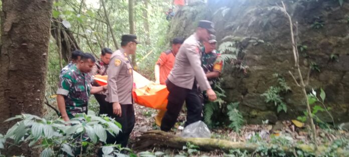 Polisi mengevakuasi mayat perempuan tanpa identitas di lereng lembah Lemahbang, Taman Soerjo, Dusun Pacet Selatan, Kecamatan Pacet, Kabupaten Mojokerto, Jawa Timur, Jumat (13/9/2024)