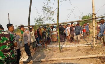 Warga Dusun Sawoan Desa Sawo, Kecamatan Kutorejo, Kabupaten Mojokerto, Jawa Timur turun ke jalan untuk menolak tambang galian C.