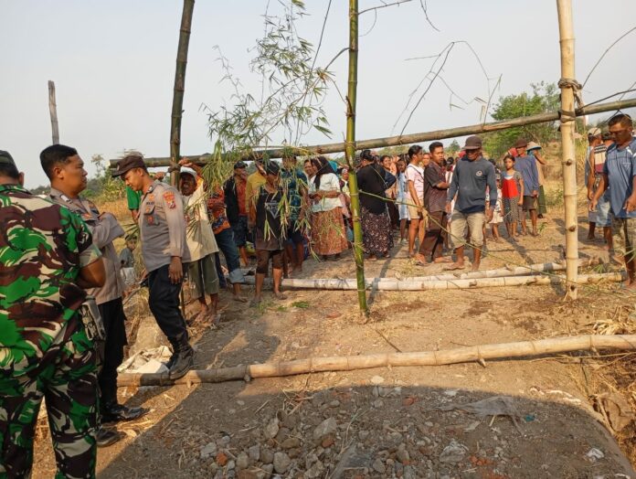 Warga Dusun Sawoan Desa Sawo, Kecamatan Kutorejo, Kabupaten Mojokerto, Jawa Timur turun ke jalan untuk menolak tambang galian C.