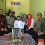 Bupati Mojokerto, Ikfina Fahmawati (ketiga kanan) menyalurkan santunan dari BPJS Ketenagakerjaan.