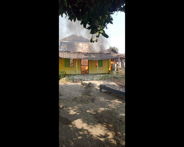 Rumah di Tempuran, Kabupaten Mojokerto, terbakar (15/9/2024).