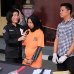 Pelaku saat diamankan di Polres Mojokerto. IM.com/Erix/