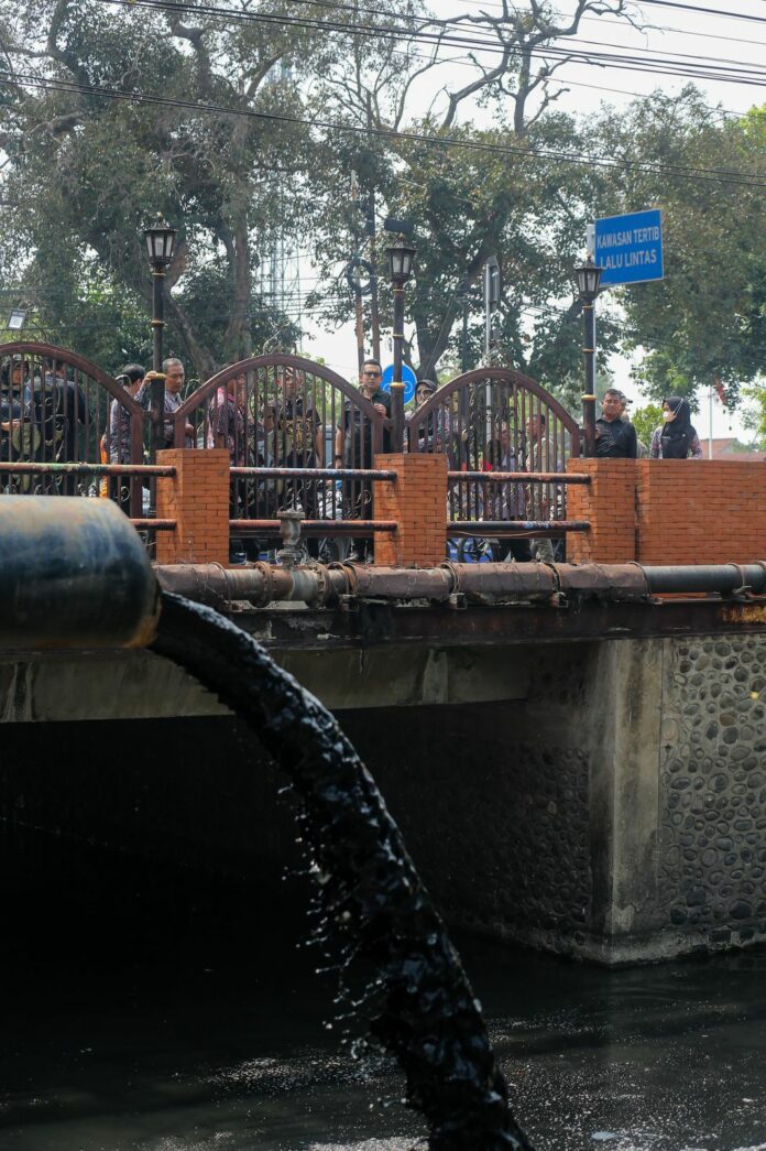 Pj Wali Kota melakukan pengecekan infrastruktur cegah banjir.