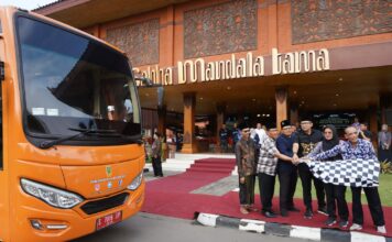 Pj Wali Kota Mojokerto Lepas Keberangkatan 29 Santri Peserta Porsadin Pj Wali Kota melepas santri peserta Pekan Olahraga dan Seni Santri Diniyah (Porsadin)