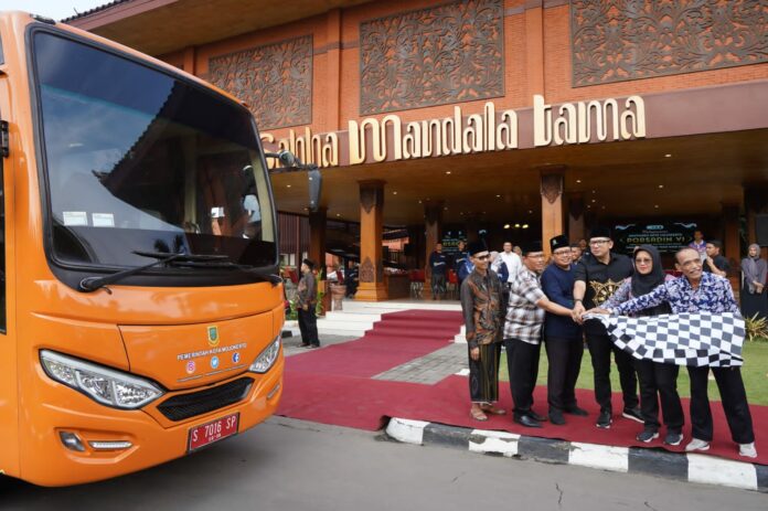 Pj Wali Kota melepas santri peserta Pekan Olahraga dan Seni Santri Diniyah (Porsadin)