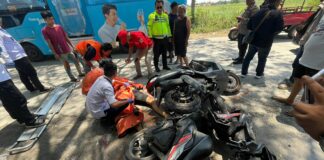 Petugas mengevakuasi korban kecelakaan di Jalan Raya Dusun Tumpak, Desa Sidoharjo, Kecamatan Gedeg, Kabupaten Mojokerto, Senin (30/9/2024).