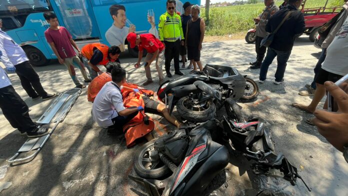 Petugas mengevakuasi korban kecelakaan di Jalan Raya Dusun Tumpak, Desa Sidoharjo, Kecamatan Gedeg, Kabupaten Mojokerto, Senin (30/9/2024).