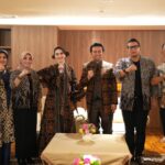 Pj Wali Kota Mojokerto saat hadir Indonesia Fashion Week (IFW) 2024.