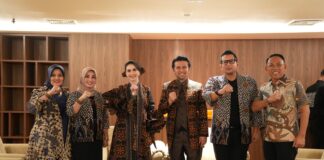 Pj Wali Kota Mojokerto saat hadir Indonesia Fashion Week (IFW) 2024.