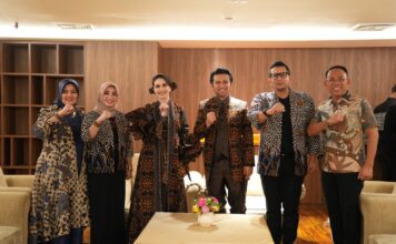 Pj Wali Kota Mojokerto saat hadir Indonesia Fashion Week (IFW) 2024.