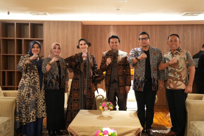 Pj Wali Kota Mojokerto saat hadir Indonesia Fashion Week (IFW) 2024.