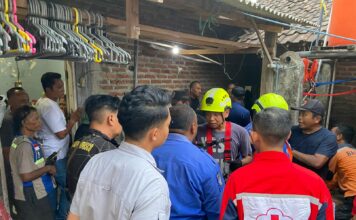 Petugas hendak mengevakuasi warga terjebak dalam sumur di mojokerto.