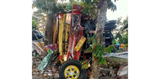 Kondisi truk usai menabrak pengendara sepeda motor di Jalan Raya Badung Kulon, Desa Badung, Kecamatan Gedeg, Kabupaten Mojokerto, Selasa (08/10/2024).